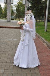 свадебное платье с перчатками и фатой